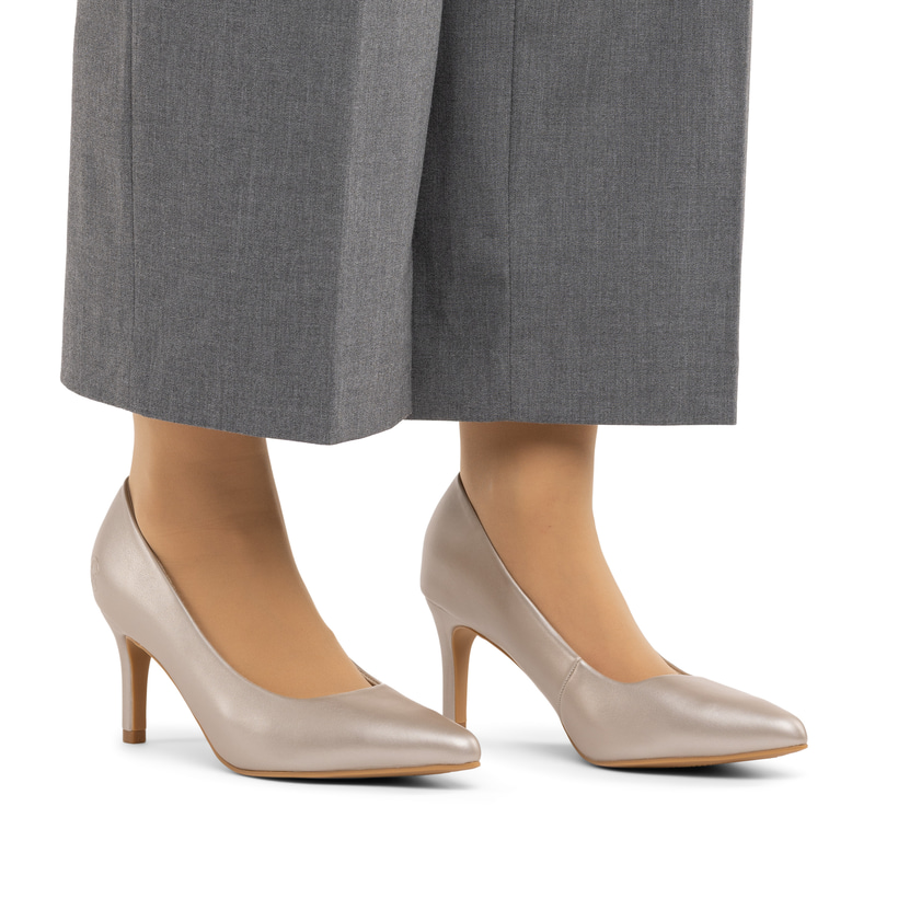 Champagnerfarbene Rieker Pumps 41160-90 mit einer griffigen Sohle. Schuh am Fuß.