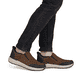 Mocassins Rieker marron pour homme 11551-22 en cuir suédé. Chaussure au pied.