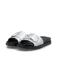 Silberne Rieker Damen Pantoletten W1453-90 mit Gummizug sowie trendigen Schnalle. Schuhpaar seitlich schräg.