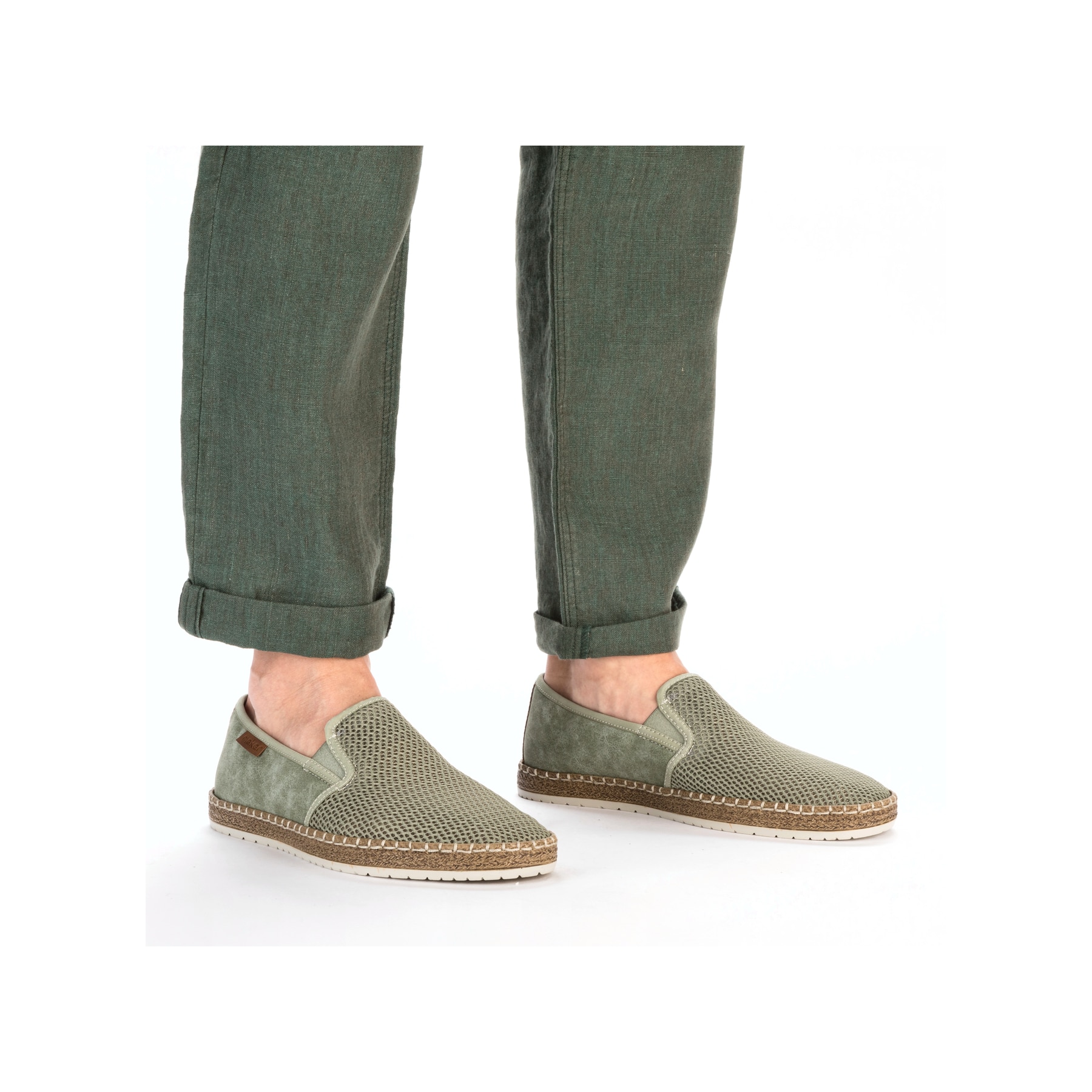 Grüne Rieker Herren Slipper B5265-52 mit einem Gummizug sowie Komfortweite G 1/2. Schuh am Fuß.