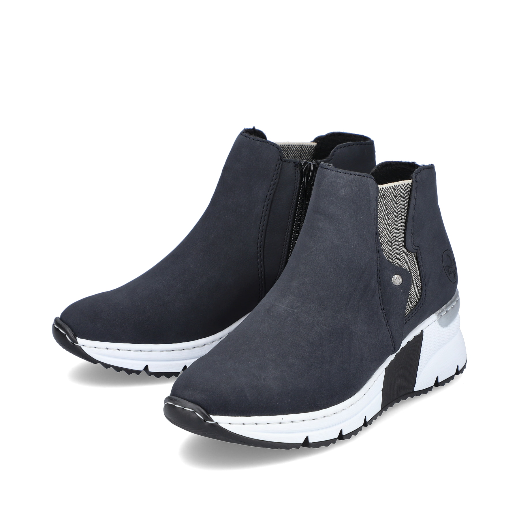 Dunkelblaue Rieker Damen Chelsea Boots X6361-14 mit einer leichten Plateausohle. Schuhpaar schräg.