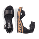 Schwarze Rieker Keilsandaletten 68194-00 mit trendigen Schnalle. Schuh von oben, liegend.