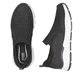 Schwarze Rieker Herren Slipper B5062-00 mit Elastikeinsatz sowie Löcheroptik. Schuh von oben, liegend.