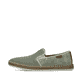 Grüne Rieker Herren Slipper B5265-52 mit einem Gummizug sowie Komfortweite G 1/2. Schuh Außenseite.