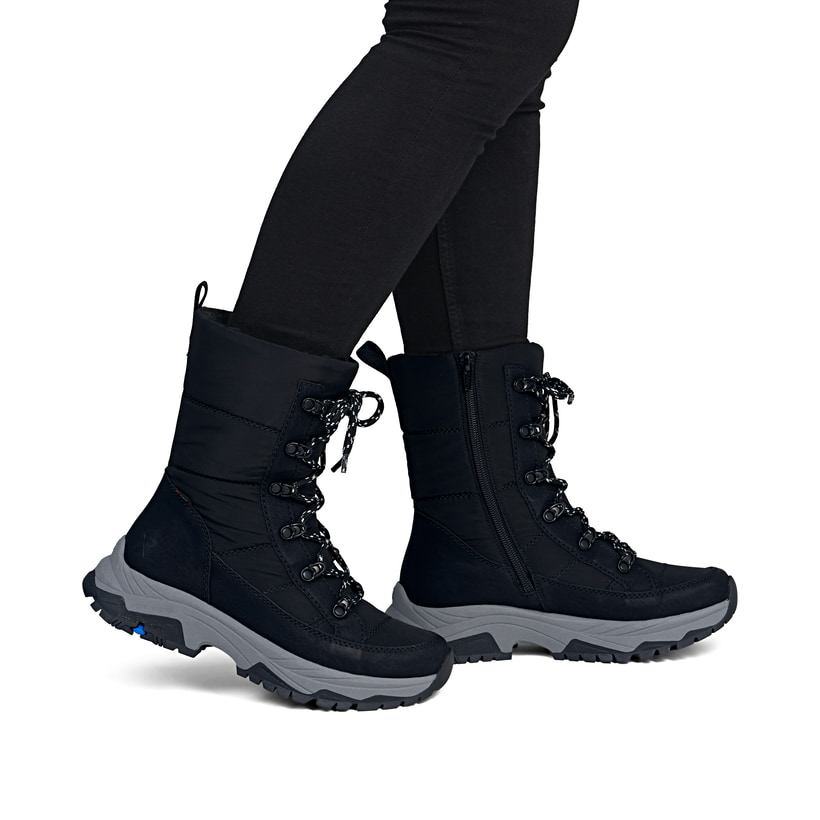 Schwarze Rieker Damen Kurzstiefel Z3950-00 mit dem umdrehbaren Glacier Grip. Schuh am Fuß.