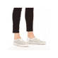 Chaussons Rieker blancs pour femme N0965-80 en optique Ã  trous. Chaussure au pied.