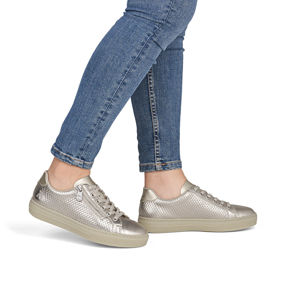 Baskets basses Rieker métalliques pour femme L5955-90 en cuir lisse. Chaussure au pied.