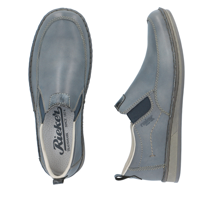 Blaue Rieker Herren Slipper 05450-12 mit Elastikeinsatz sowie braunen Ziernähten. Schuh von oben, liegend.