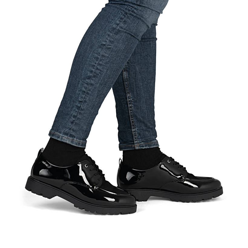 Schwarze Rieker Damen Schnürschuhe 45500-00 mit einer extra weichen Decksohle. Schuh am Fuß.
