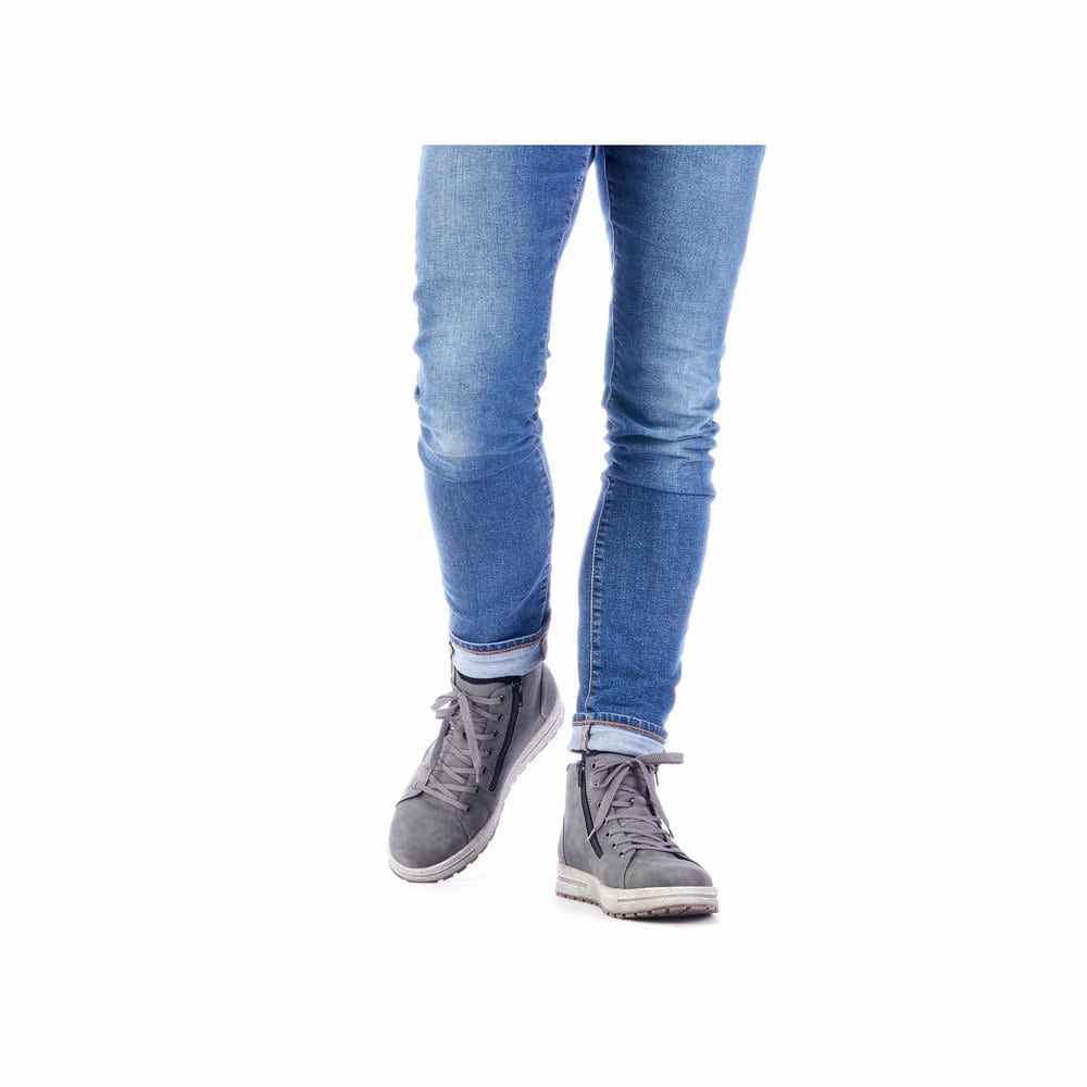 Mondgraue Rieker Herren Schnürstiefel 30721-45 mit Schnürung und Reißverschluss. Schuh am Fuß