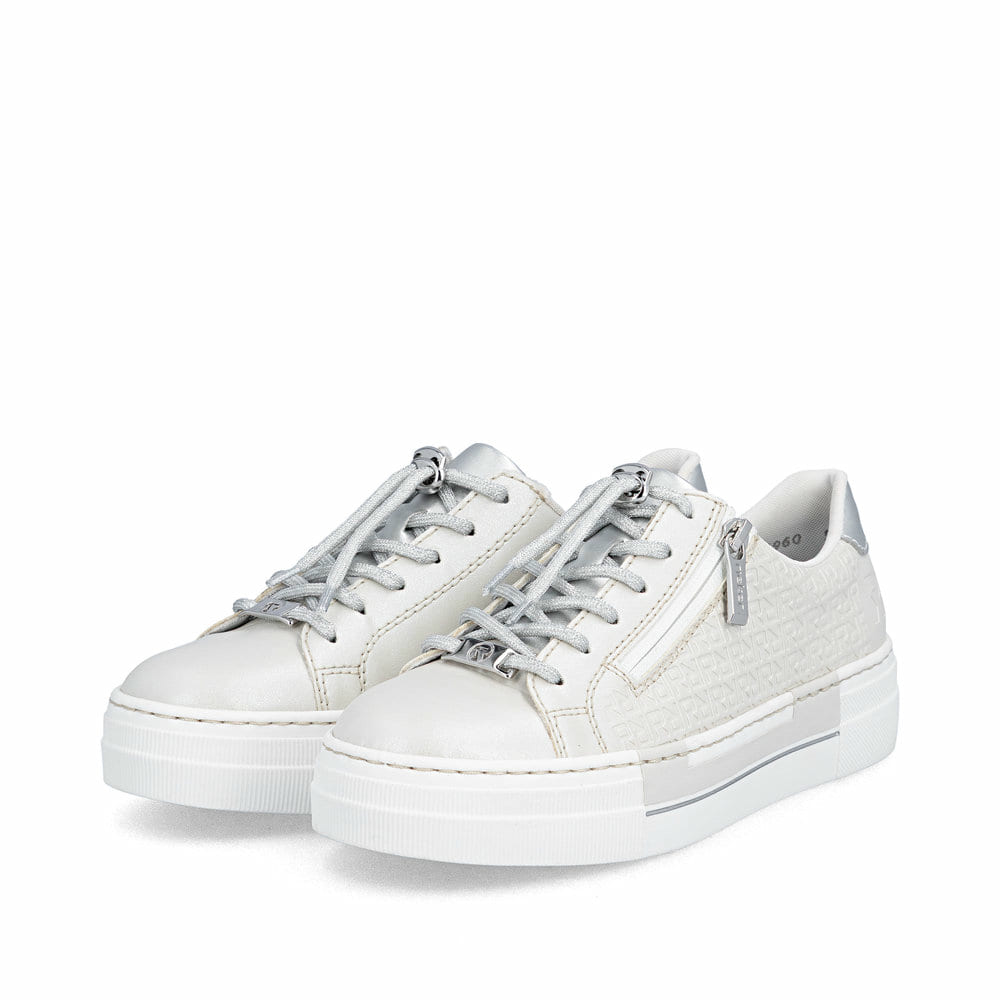 Silberne Rieker Damen Sneaker Low N4960-90 mit dekorativer Prägung. Schuhpaar seitlich schräg.