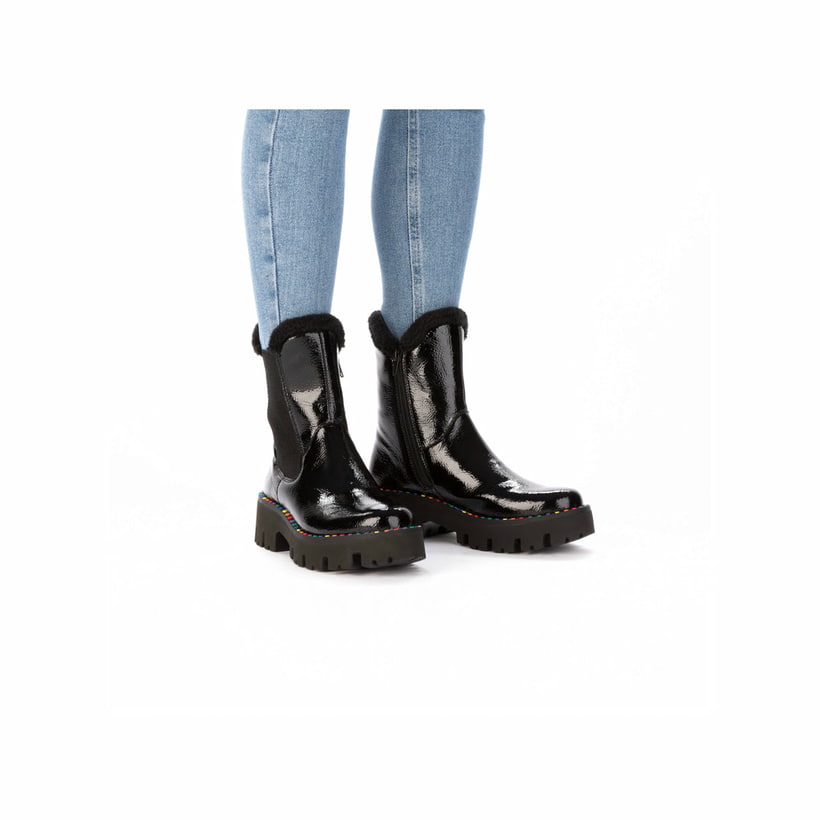 Schwarze Rieker Damen Chelsea Boots Y3350-00 mit einem Reißverschluss. Schuh am Fuß.