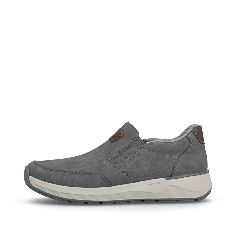 Graue Rieker Herren Slipper 11550-42 mit einem Gummizug sowie der Extraweite H. Schuh Außenseite.