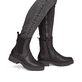 Dunkelrote Rieker Damen Chelsea Boots 75860-35 aus Glattleder mit Reißverschluss. Schuh am Fuß.