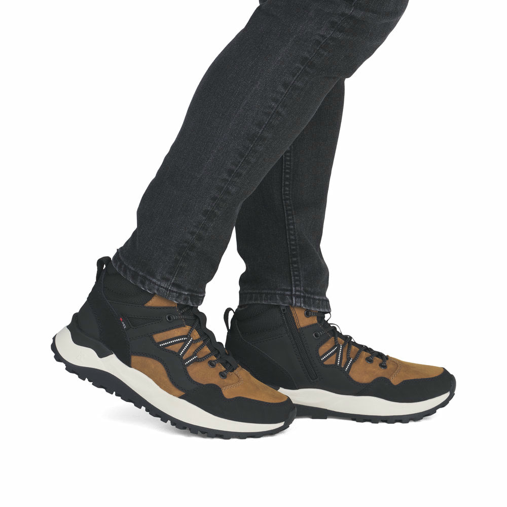 Bottes à lacets Rieker jaunes pour homme U1370-68 avec membrane RiekerTEX. Chaussure au pied.