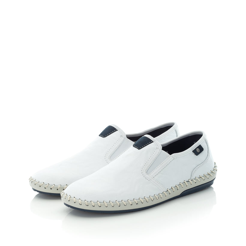 Weiße Rieker Herren Slipper B4551-81 mit einem Gummizug sowie Komfortweite G 1/2. Schuhpaar seitlich schräg.