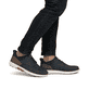 Blaue Rieker Herren Slipper B3357-14 mit Ready2GO Slip-in Feature sowie Gummizug. Schuh am Fuß.