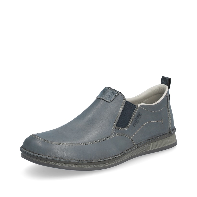 Blaue Rieker Herren Slipper 05450-12 mit Elastikeinsatz sowie braunen Ziernähten. Schuh seitlich schräg.