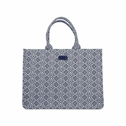 Rieker Damen Rucksack H1607-60 in Hellbeige aus Textil mit Reißverschluss. Rucksack getragen Knie.