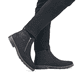 
Mitternachtsschwarze Rieker Herren Kurzstiefel 15353-00 mit einer robusten Profilsohle. Schuh am Fuß