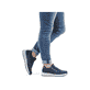 
Blaugraue Rieker Herren Sneaker Low B7613-14 mit einer schockabsorbierenden Sohle. Schuh am Fuß