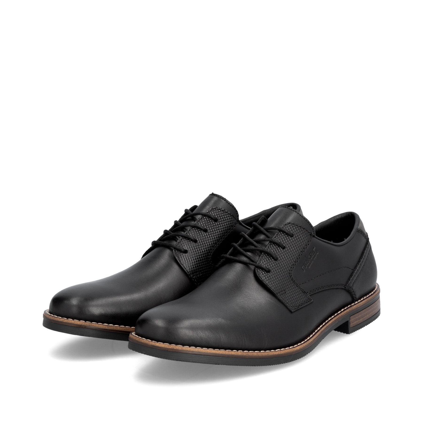 Schwarze Rieker Herren Schnürschuhe 13523-00 aus Glattleder. Schuhpaar seitlich schräg.