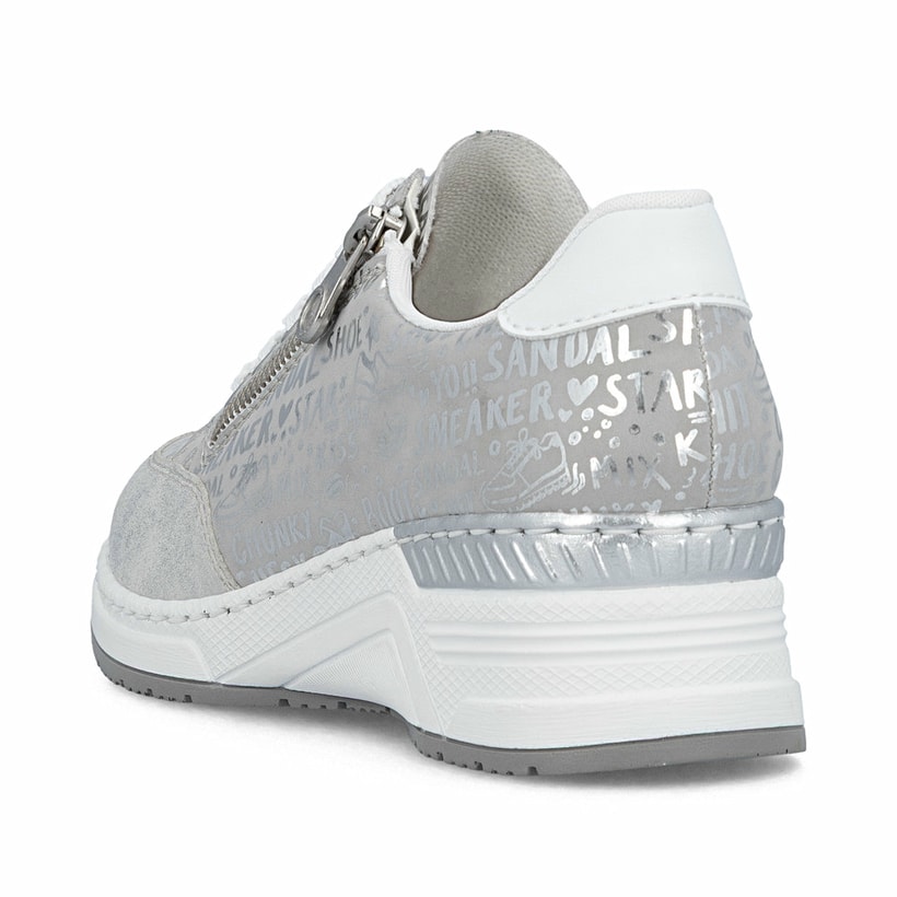 Silberne Rieker Damen Sneaker Low N4316-90 mit einem Reißverschluss. Schuh von hinten.