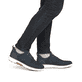 Mocassins Rieker bleus homme B3360-14 en cuir suédé avec bande élastique. Chaussure au pied.