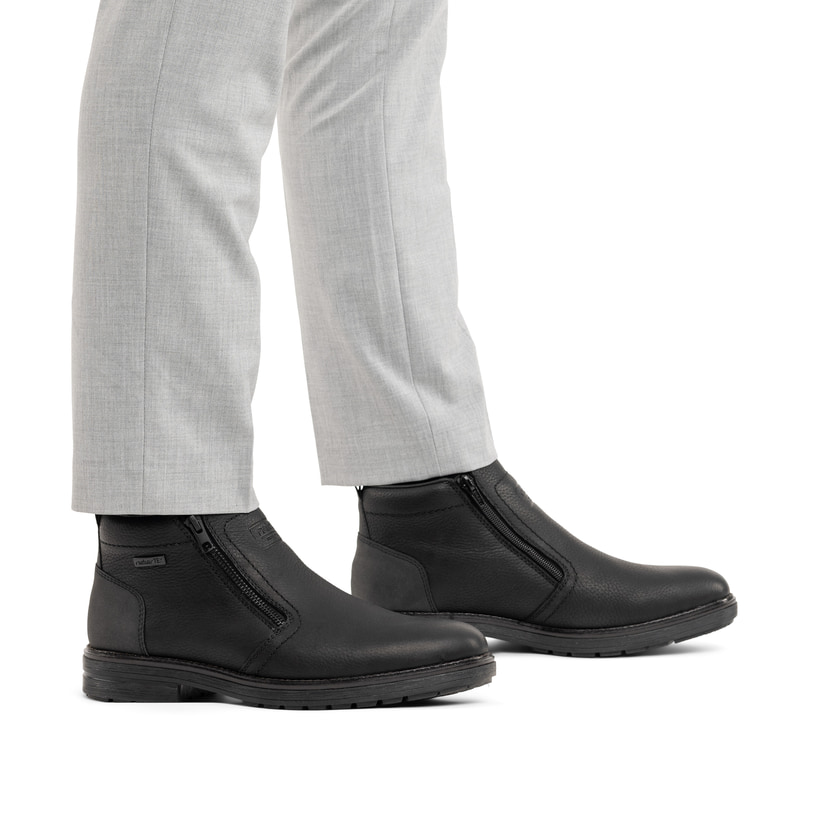 Schwarze Rieker Herren Kurzstiefel 33452-00 aus Glattleder. Schuh am Fuß.