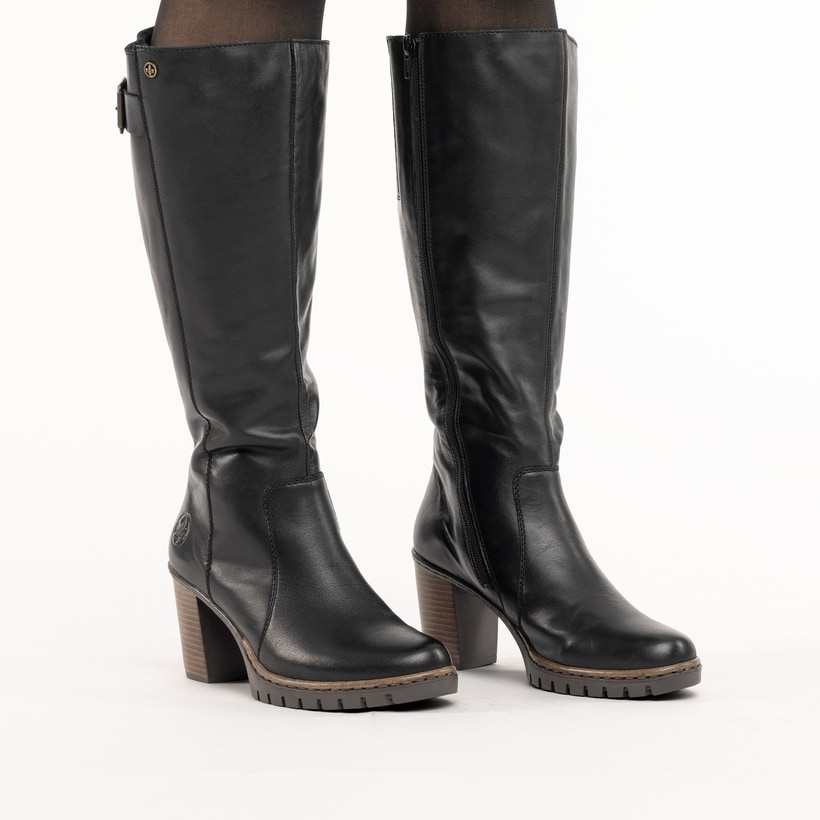 Schwarze Rieker Damen Hochschaftstiefel Y2581-00 aus Glattleder. Schuh am Fuß.