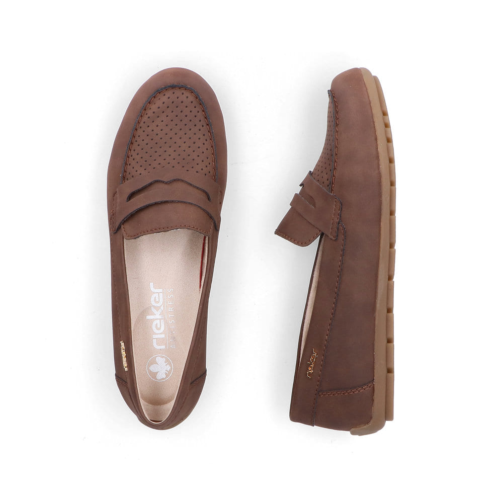 Braune Rieker Damen Loafer 43862-24 mit einer herausnehmbaren Einlegesohle. Schuh von oben, liegend.