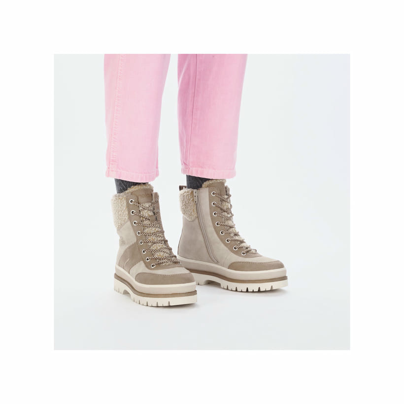 Beige Rieker Damen Schnürstiefel Y6230-62 mit Schaftkragen sowie Reißverschluss. Schuh am Fuß.