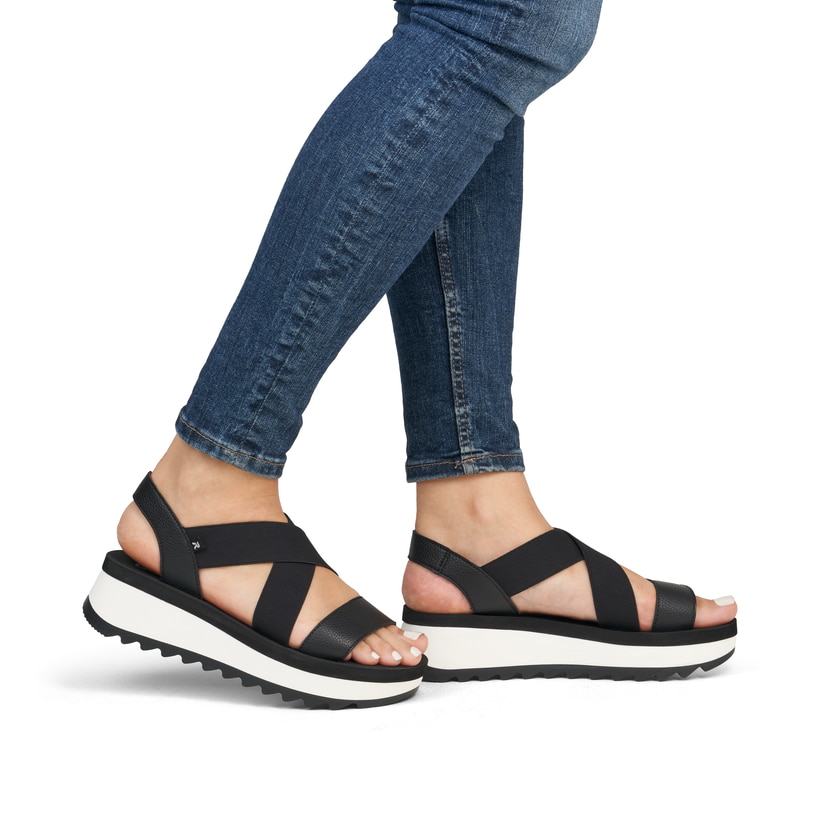 Schwarze Rieker Damen Riemchensandalen W3053-00 mit einem Gummizug. Schuh am Fuß.