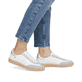 Weiße Rieker Damen Sneaker Low W2200-84 mit einer Schnürung. Schuh am Fuß.