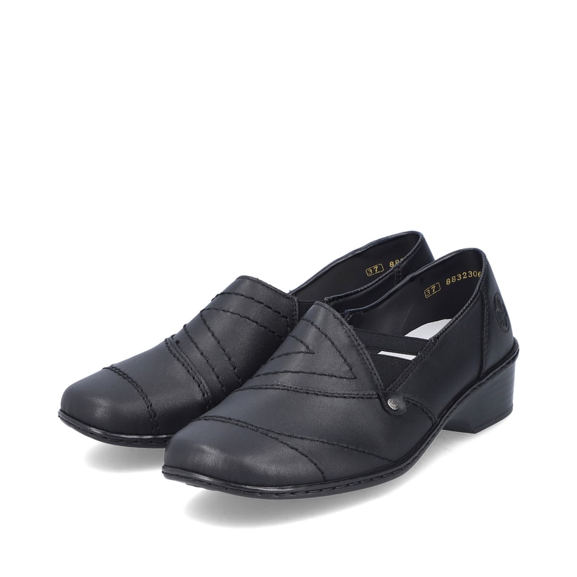 Schwarze Rieker Damen Slipper 48260-01 mit Elastikeinsatz sowie der Extraweite H. Schuhpaar seitlich schräg.