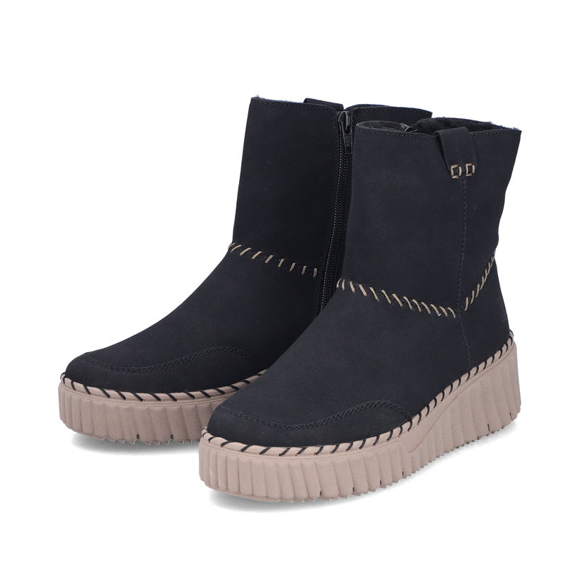 Schwarze Rieker Damen Kurzstiefel N2870-00 mit handgestickten Nähten. Schuhpaar seitlich schräg.
