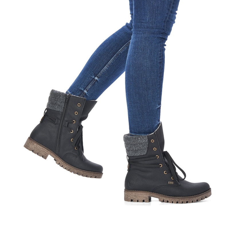 Schwarze Rieker Damen Schnürstiefel 78531-00 mit wasserabweisender TEX-Membran. Schuh am Fuß.