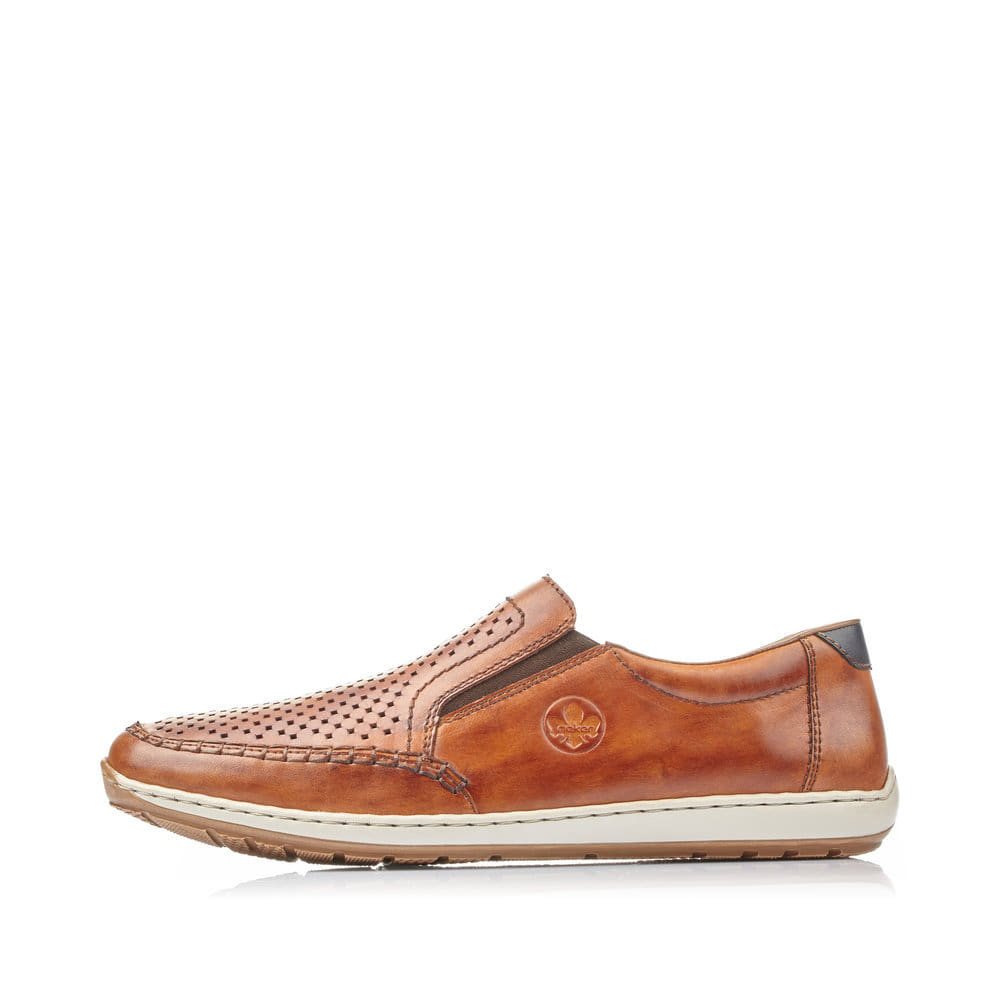 Braune Rieker Herren Slipper 08868-24 mit Gummizug sowie der Komfortweite G 1/2. Schuh Außenseite.
