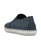 Blaue Rieker Herren Slipper B2965-14 in Löcheroptik mit einem Gummizug. Schuh von hinten.