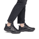 Schwarze Rieker Sport Damen Sneaker Low W4202-00. Schuh am Fuß.