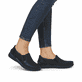 Mocassins Rieker noirs pour femme 48964-00 avec bande élastique. Chaussure au pied.