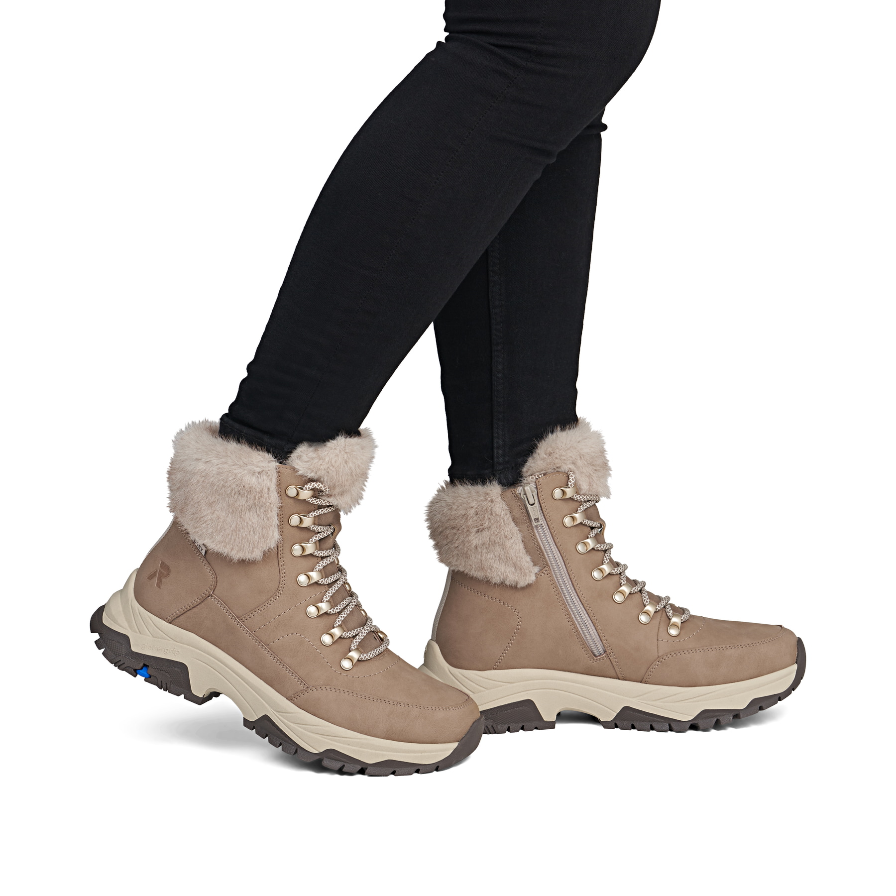 Beige Rieker Damen Schnürstiefel Z3971-20 aus Rauleder mit dem Glacier Grip. Schuh am Fuß.