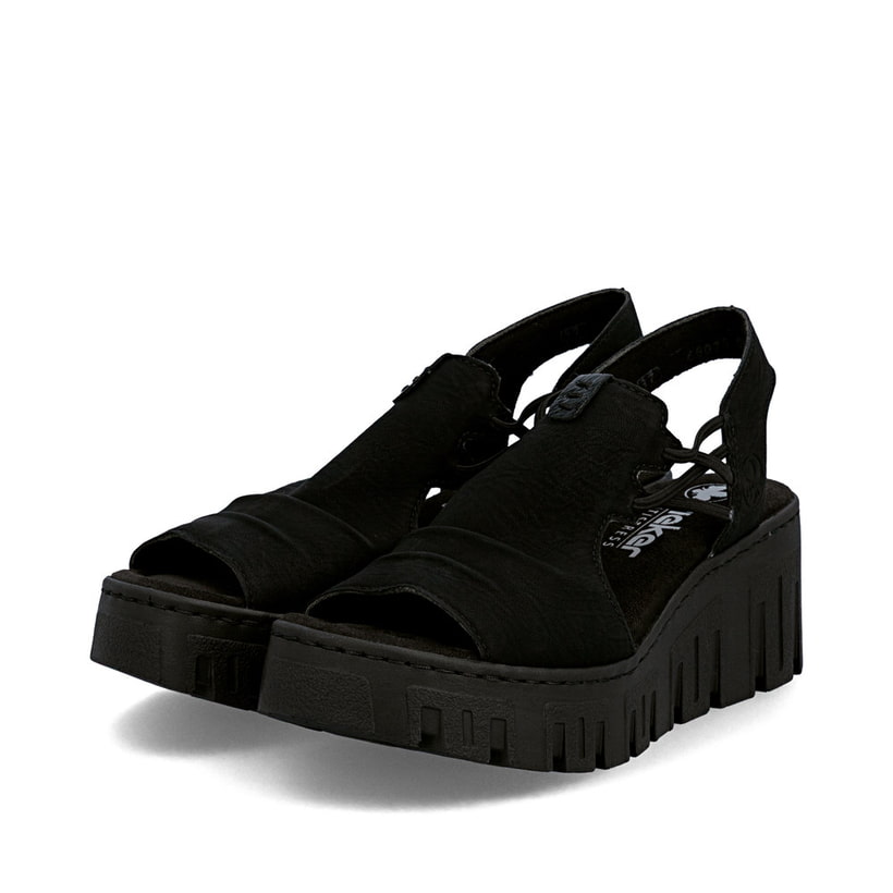 Schwarze Rieker Damen Sandalen 68075-00 mit einem Gummizug. Schuhpaar seitlich schräg.