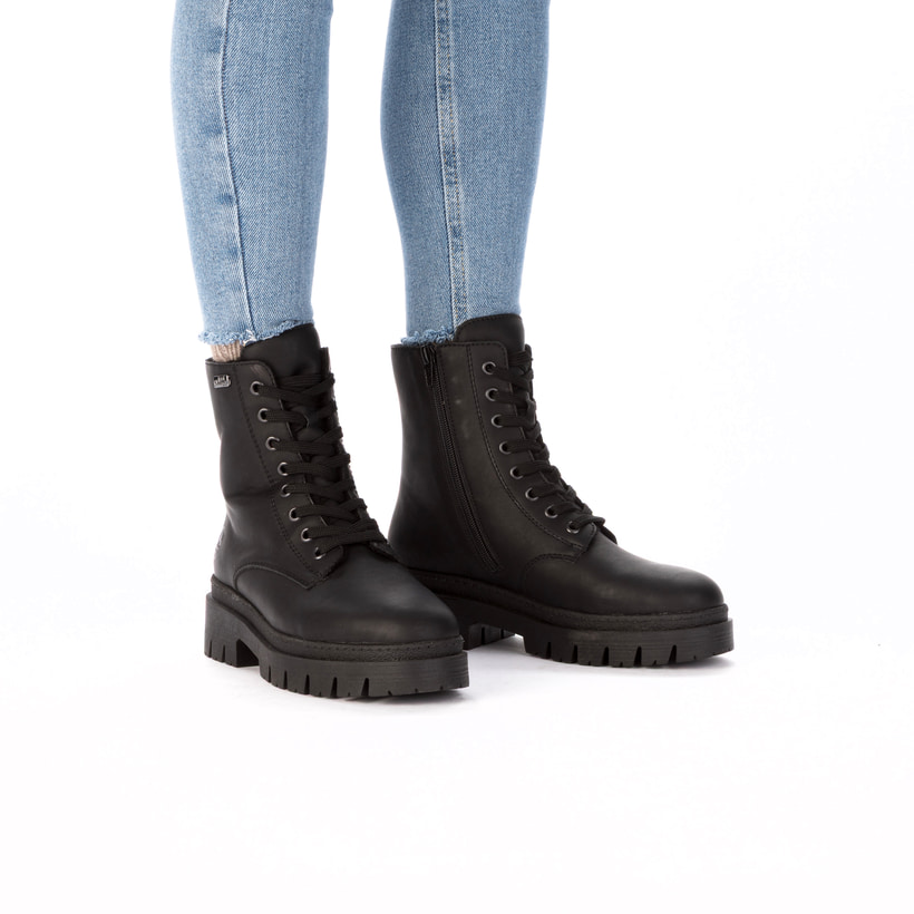 Schwarze Rieker Damen Biker Boots Z9447-00 mit wasserabweisender TEX-Membran. Schuh am Fuß.