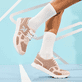 Rosane Rieker Damen Sneaker Low M9000-31 mit einer Gummischnürung. Schuh am Model.