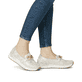 Beige Rieker Damen Loafer 58944-61 mit Deko-Kette sowie einem Gummizug. Schuh am Fuß.