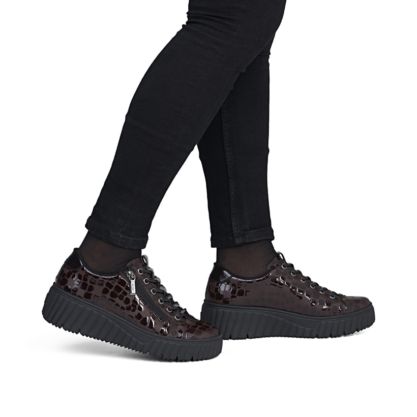 Dunkelbraune Rieker Damen Sneaker Low N2555-25 mit einem Reißverschluss. Schuh am Fuß.