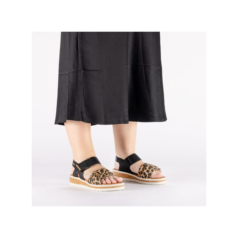 Schwarze Rieker Damen Riemchensandalen V4181-00 mit angesagtem Animal-Print. Schuh am Fuß.