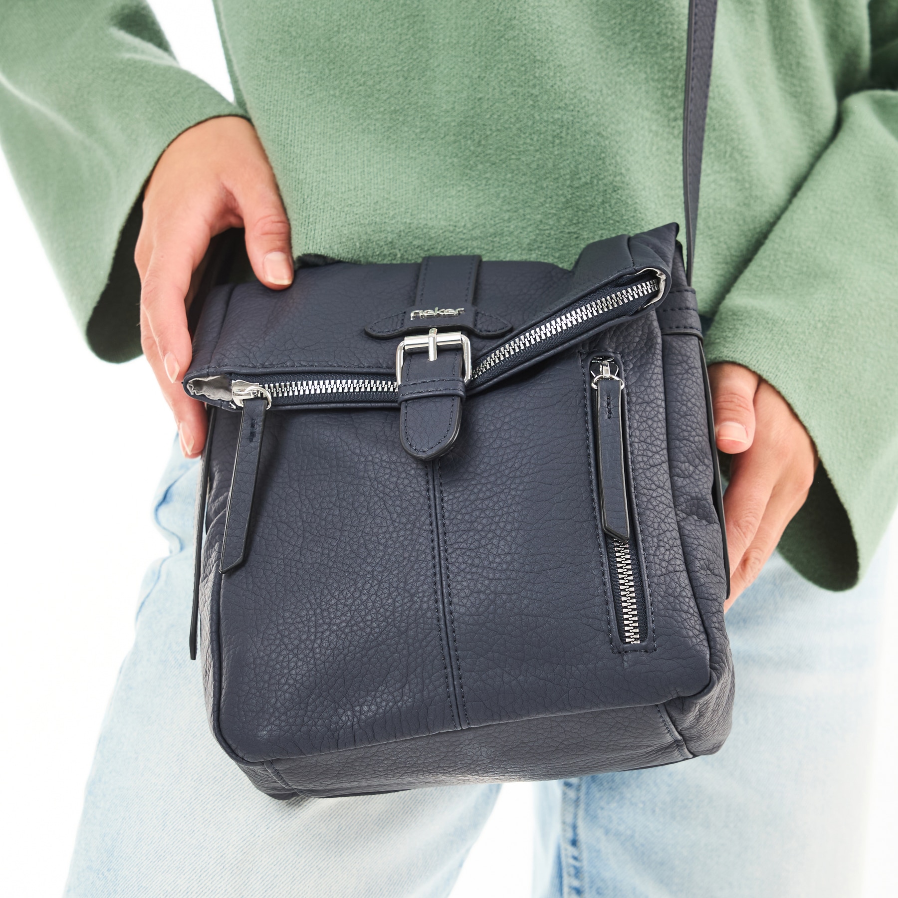 Sac Ã  dos Rieker H1103-12 en noir avec fermeture éclair, poche extérieure et fermeture magnétique. Porté.