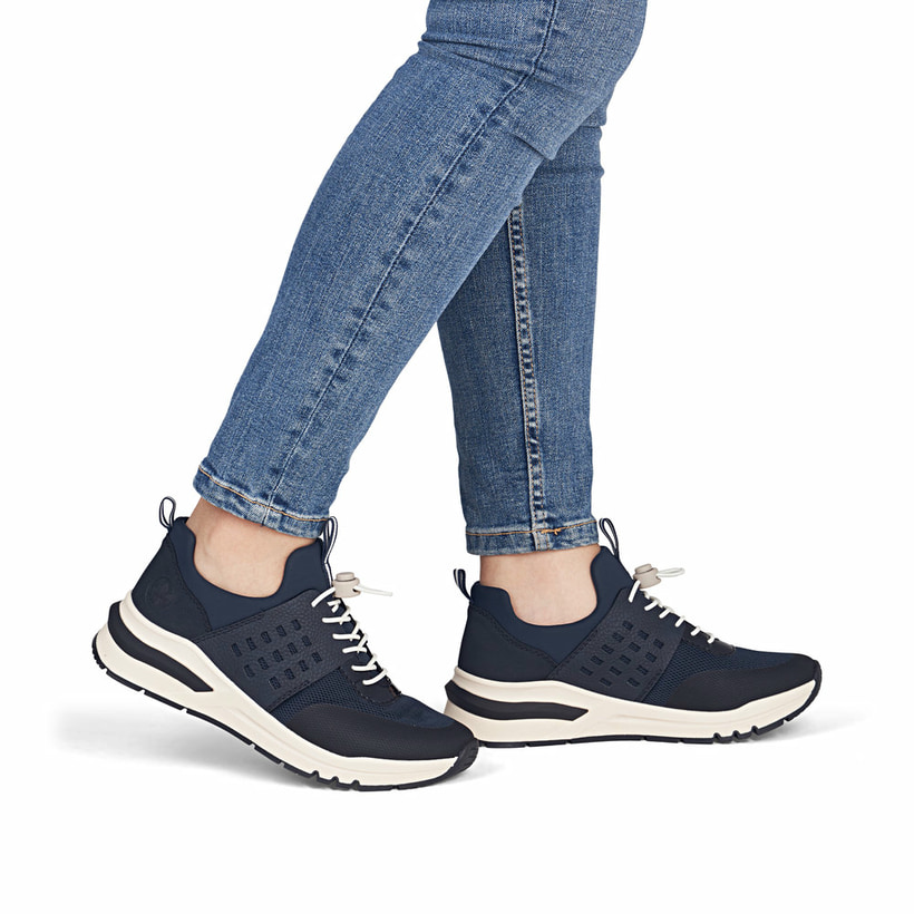 Dunkelblaue Rieker Damen Sneaker Low M6651-14 mit Gummizug sowie Extraweite H. Schuh am Fuß.